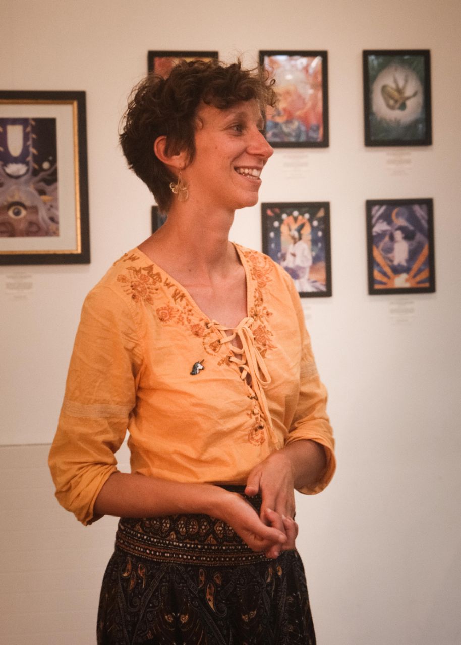 Margot Huguet avec en arrière plan ces oeuvres